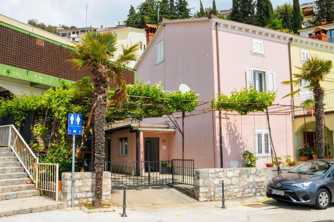 Appartamento Apartman Gulliver In The Center, 10 Meters From The Sea With Private Parking In Natural Shade Rabac Esterno foto